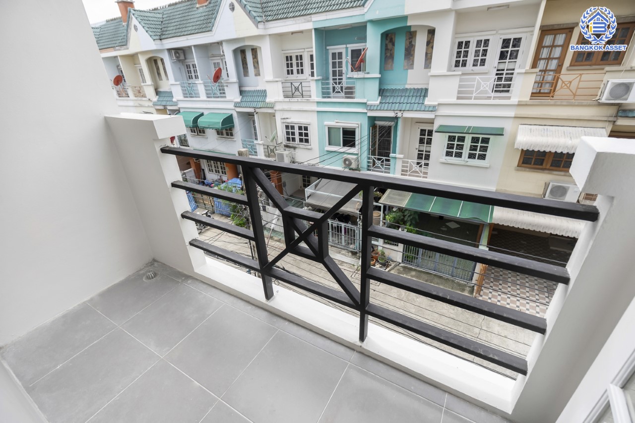 บ้านมือสองตกแต่งใหม่ ทำเลใจกลางเมือง ม.เกตุนุติเชอมีเน่ ลาดพร้าว87 ทาวน์โฮม 3 ชั้น เนื้อที่ 16 ตร.ว. ฟังก์ชัน 4 ห้องนอน 3 ห้องน้ำ จอดรถได้ 1 คัน เชื่อมต่อทั้งถนนเกษตร-นวมินทร์, ลาดพร้าว, รัชโยธินฯ ใกล้ทางด่วนรามอินทรา และรถไฟฟ้าสายสีเหลือง "สถานีลาดพร้าว 83"